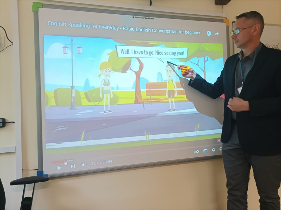 Dyrektor pokazuje slajd na ekranie