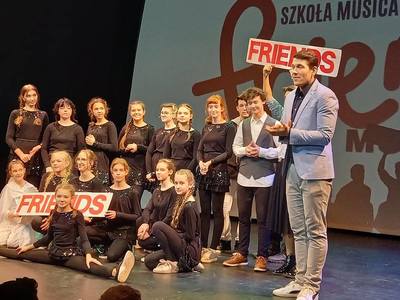 grupa aktorów na scenie