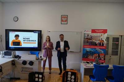 Prowadzący prezentują gogle VR