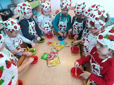 dzieci przyrządzają kisiel