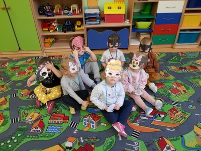 dzieci siedzą w maskach