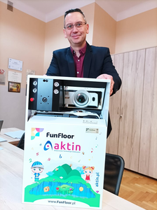 Dyrektor prezentuje "Fun Flor"