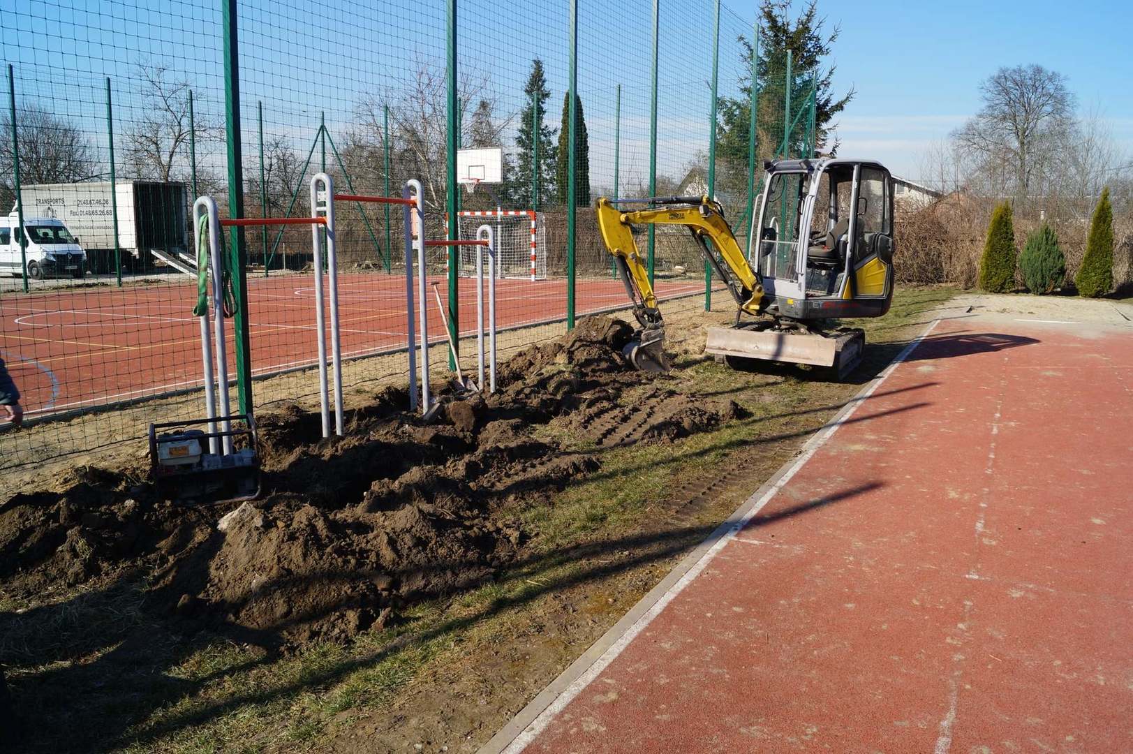 koparka wykopuje ziemię
