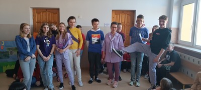 Uczniowie i wychowawca klasy 8