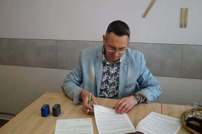 Dyrektor przegląda dokumenty