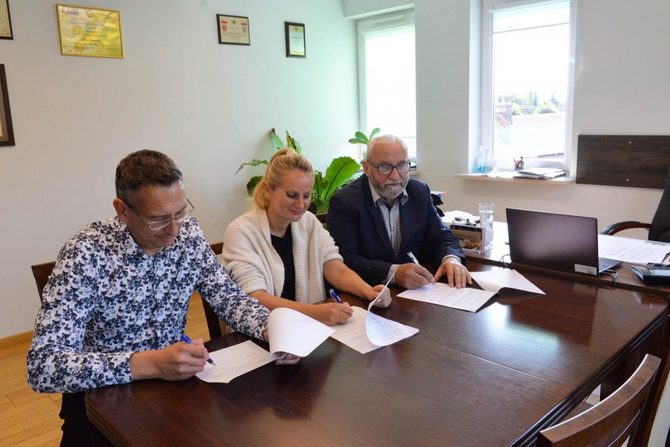 Dyrektor podpisuje umowę