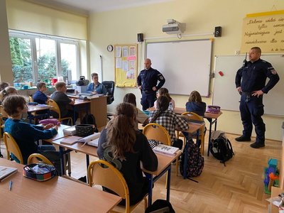 uczniowie słuchają policjantów