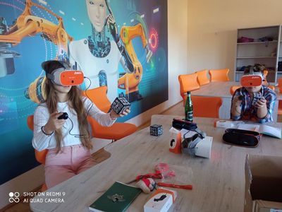 dzieci w okularach vr