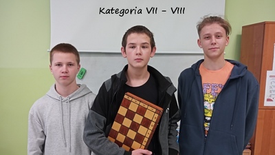 Kategoria VII-VIII [od lewej: Robert Tokarski (8A), Hubert Mucha (8B), Oskar Drzazgowski (8A)]