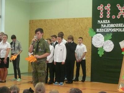 Uczeń z drużyny harcerskiej Harmider podczas recytacji wiersza