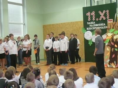 Wspólne śpiewanie pieśni patriotycznych