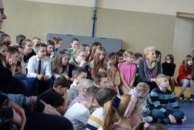 Na zdjęciu widać dzieci oglądające przedstawienie.