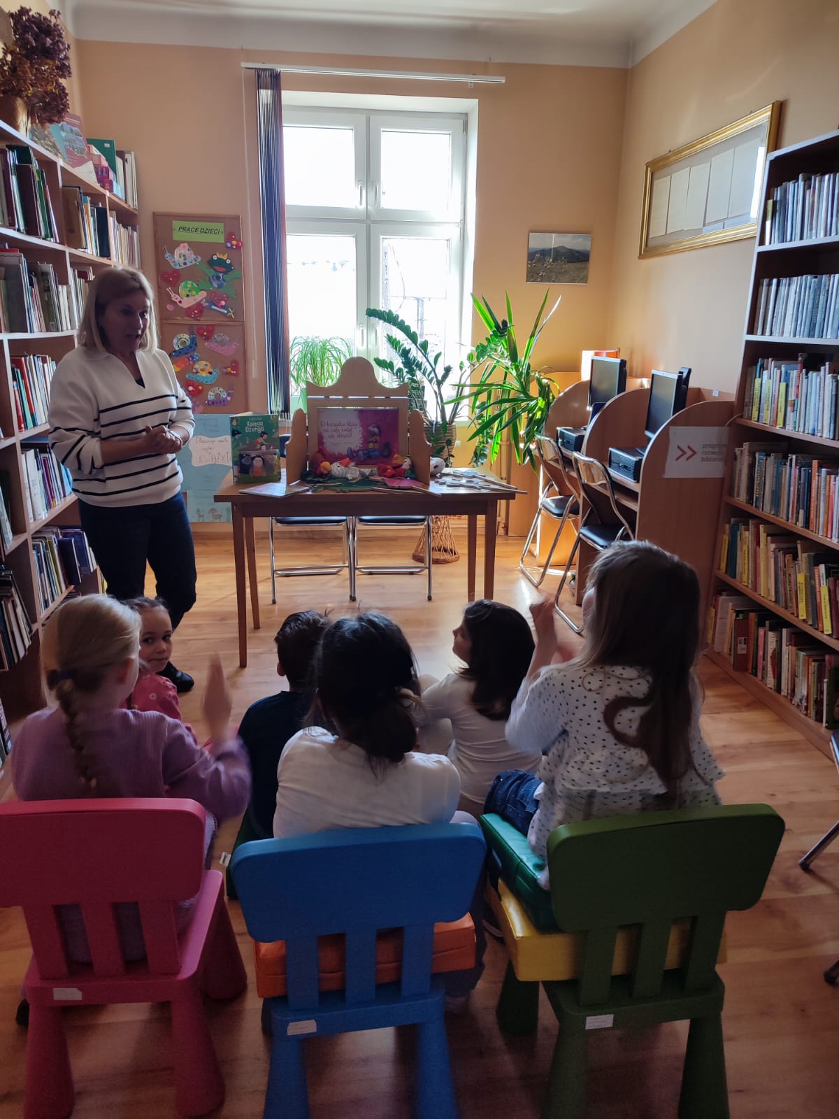 Dzieci oddziału przedszkolnego w Bibliotece Publicznej w Okocimiu na zajęciach jak funkcjonuje teatr