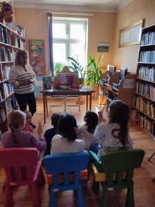Dzieci oddziału przedszkolnego w Bibliotece Publicznej w Okocimiu na zajęciach jak funkcjonuje teatr
