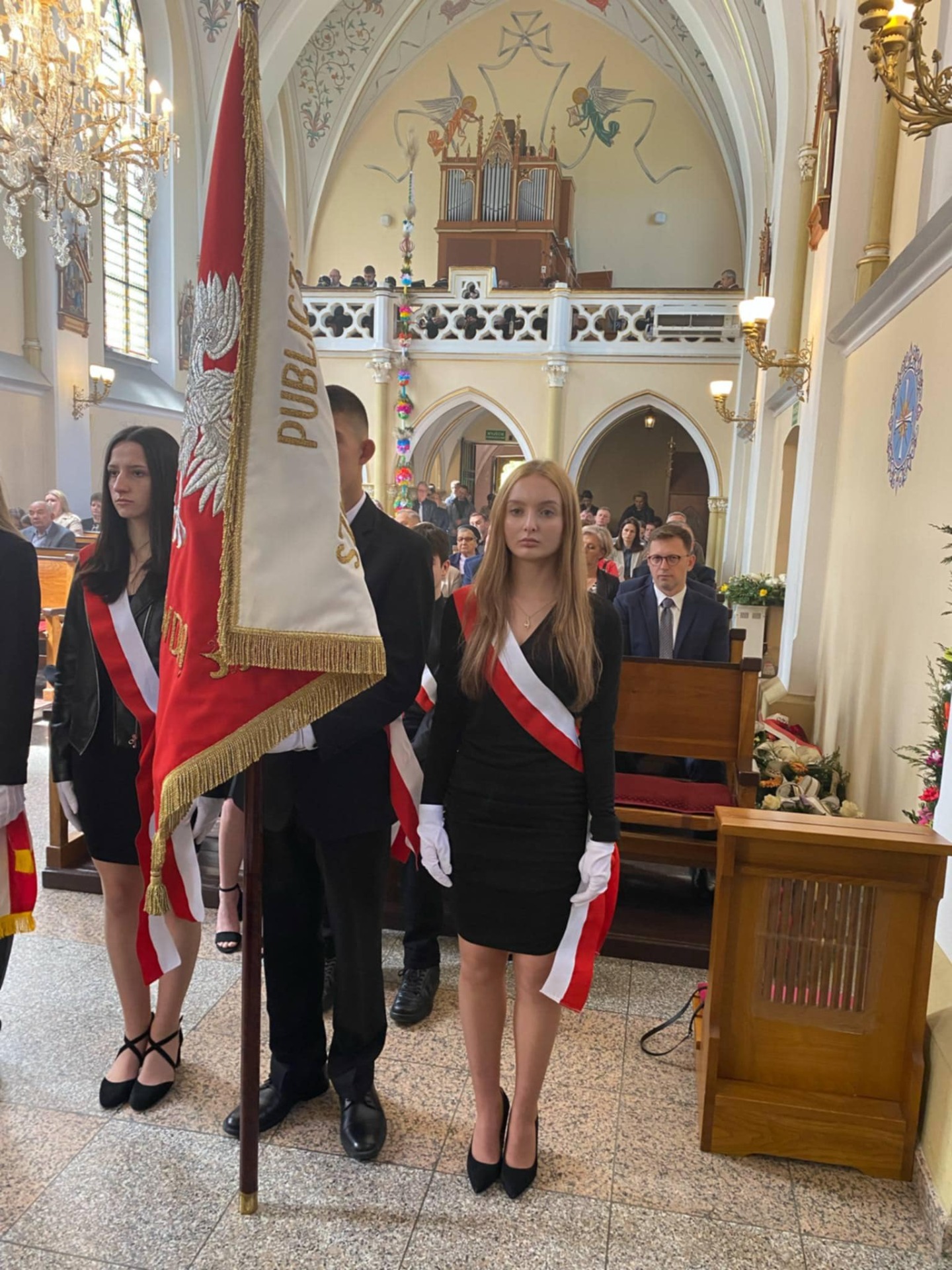 delegacja uczniów ze sztandarem podczas mszy świętej z okazji 180 rocznicy powstania Browaru Okocim