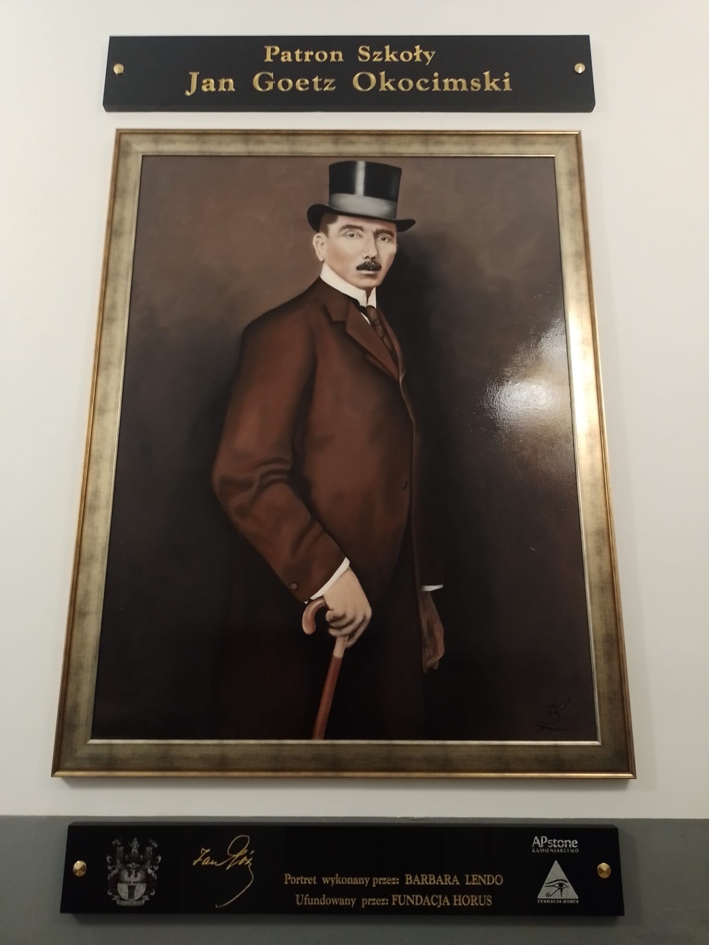 Obraz patrona szkoły Jana Goetza Okocimskiego zawieszony w holu