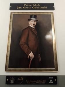 Obraz patrona szkoły Jana Goetza Okocimskiego zawieszony w holu 
