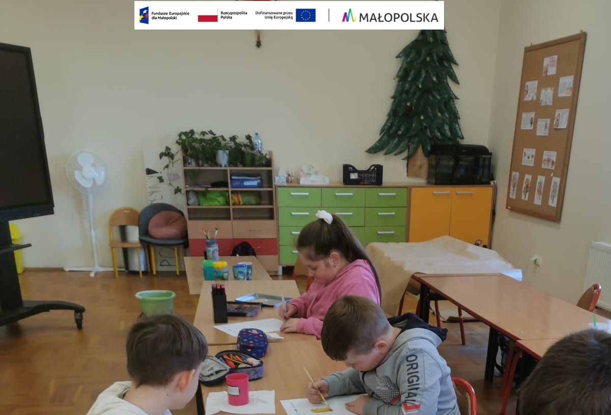 dzieci w trakcie zajęć z projektu „Dostępne i przyjazne szkoły – edukacja włączająca w brzeskich szkołach podstawowych”.