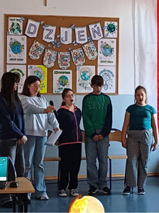 dzieci w trakcie zajęć z projektu „Dostępne i przyjazne szkoły – edukacja włączająca w brzeskich szkołach podstawowych”.