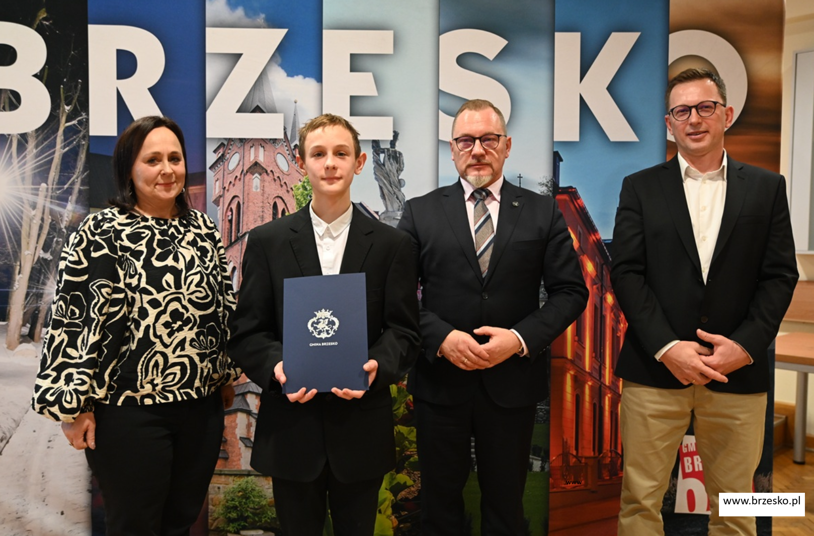 Wręczenie nagrody przez burmistrza dla Dawida Michałka