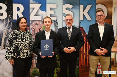 Wręczenie nagrody przez burmistrza dla Dawida Michałka