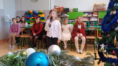 występ dzieci podczas szkolnego konkursu kolęd i pastorałek