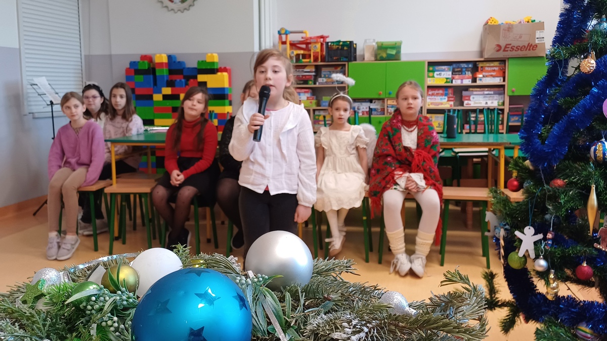 występ dzieci podczas szkolnego konkursu kolęd i pastorałek