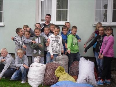 Wychowawca Karol Kędra z klasą IV zebrali 457,25 kg.