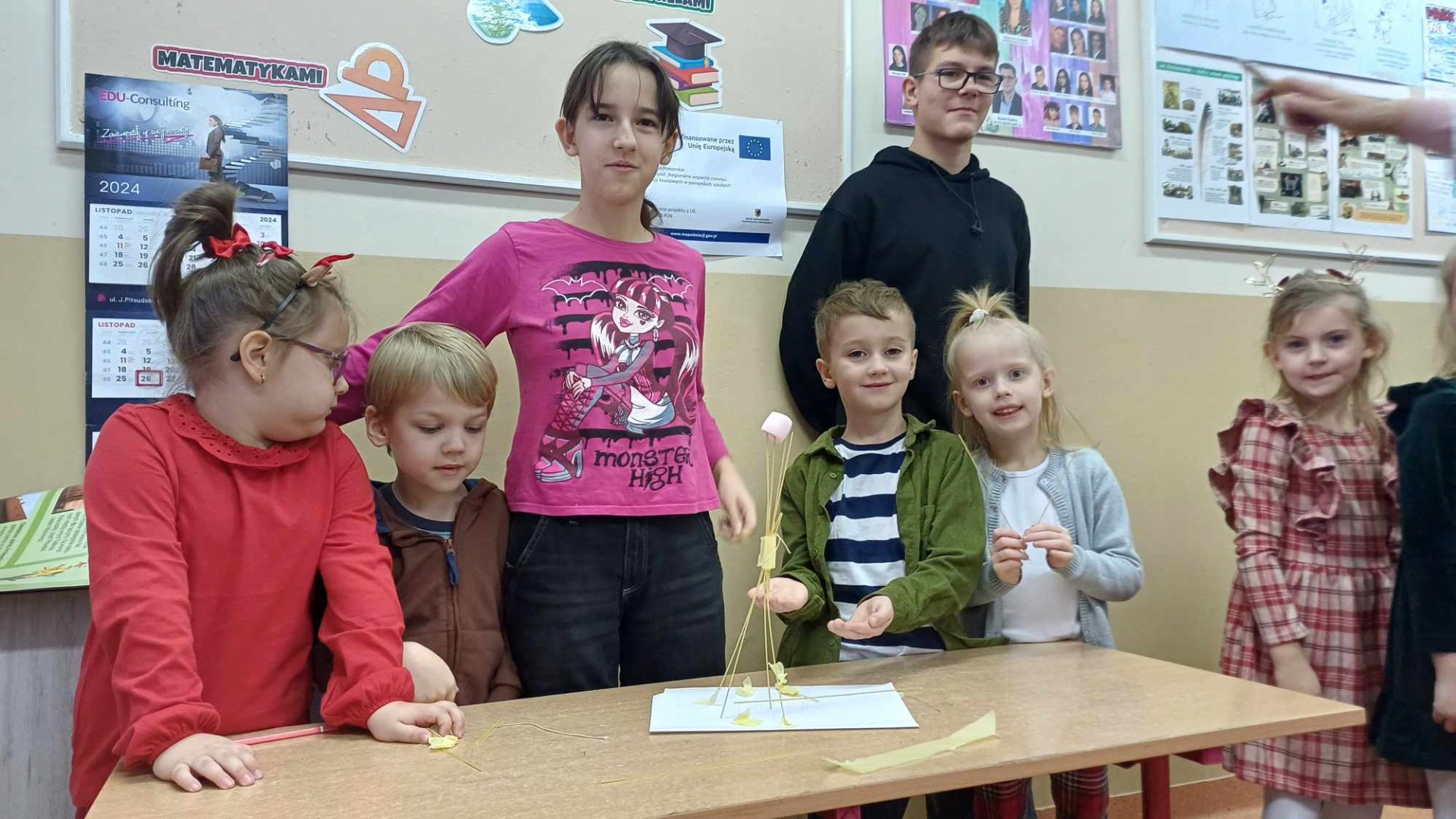 Na zdjęciu dzieci po wykonanym zadaniu.