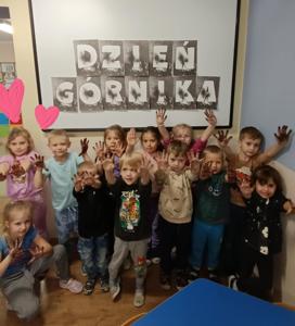 Dzieci z oddziału przedszkolnego obchodzące święto górnika- ,,Barbórki" 