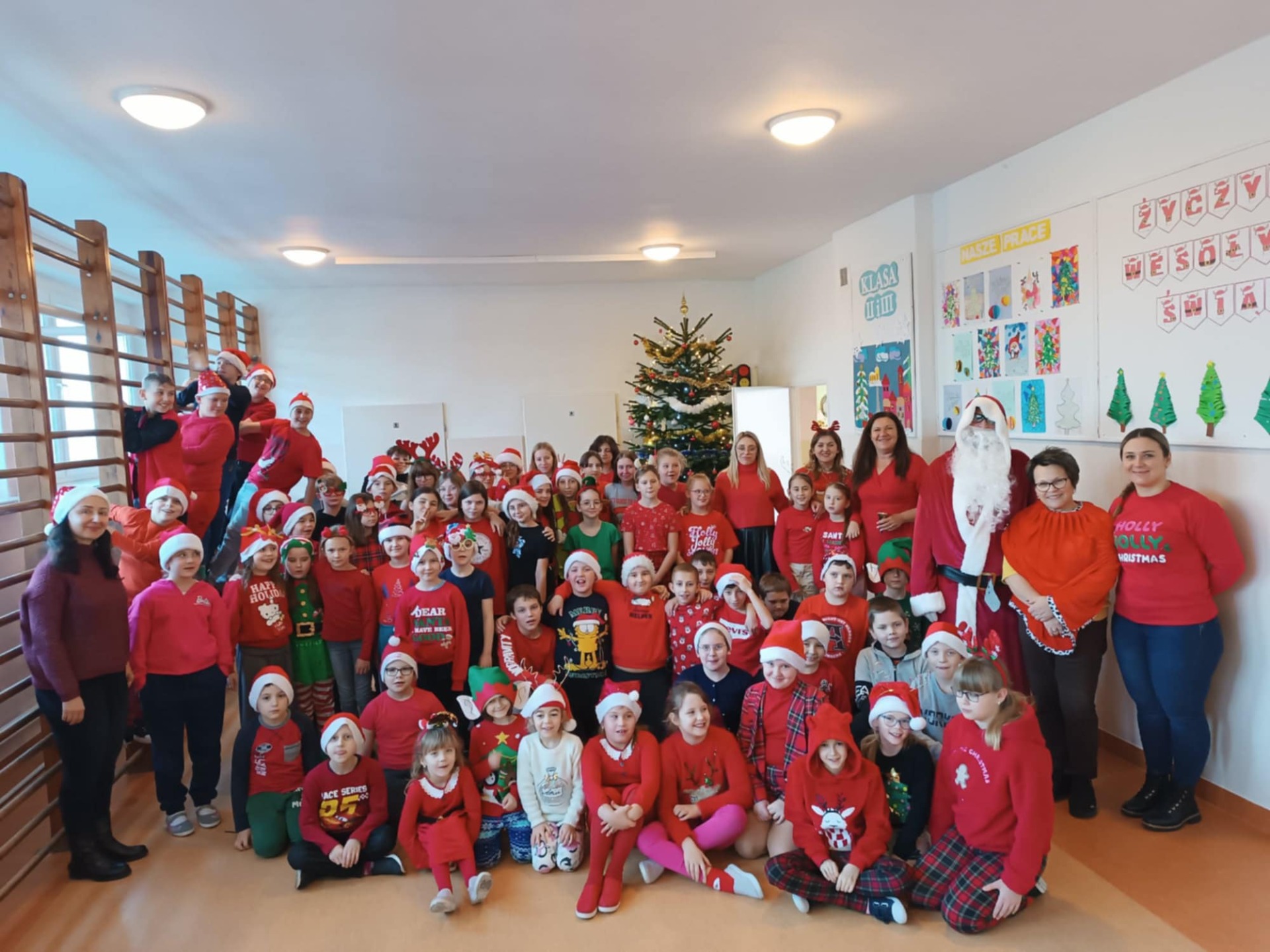 Społeczność szkolna świętująca Mikołajki. Zdjęcie grupowe.