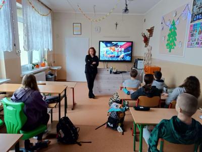 Psycholog z Poradni prowadzący zajęcia dla uczniów. 