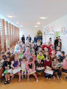 Dzieci podczas zajęć „Bezpiecznie w gospodarstwach rolnych na co dzień”. Zdjęcie grupowe.