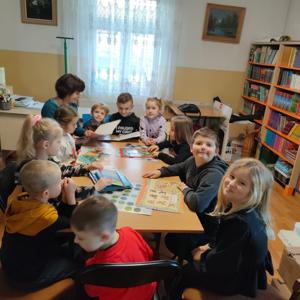 Zajęcia uczniów oddziału przedszkolnego z bibliotekarzem. 