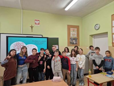 Uczniowie kl. V podczas zajęć z pedagogiem. Warsztaty nt. depresji. 