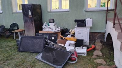 Zdjęcie przedstawia zebrane elektrośmieci  w ramach ogólnopolskiej akcji ekologicznej. 