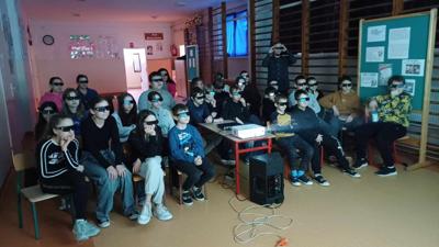 Dzieci podczas oglądania kina 3D