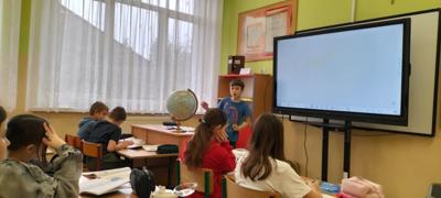 Na zdjęciu uczeń kl. V prowadzący temat z geografii. 