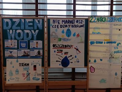 Zdjęcie przedstawia plakaty wykonane przez uczniów z okazji obchodów Dnia Wody z PAH.