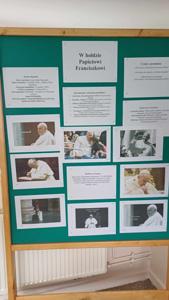 Gazetka poświęcona pamięci Papieża Franciszka. 