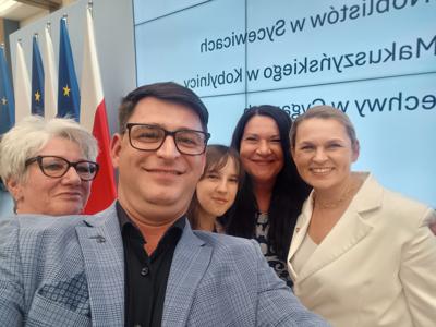 Na zdjęciu delegacja szkoły podczas gali wręczenia nagród w konkursie ,,Szkoła Międzypokoleniowa" wraz z Minister Edukacji Barbarą Nowacką. 