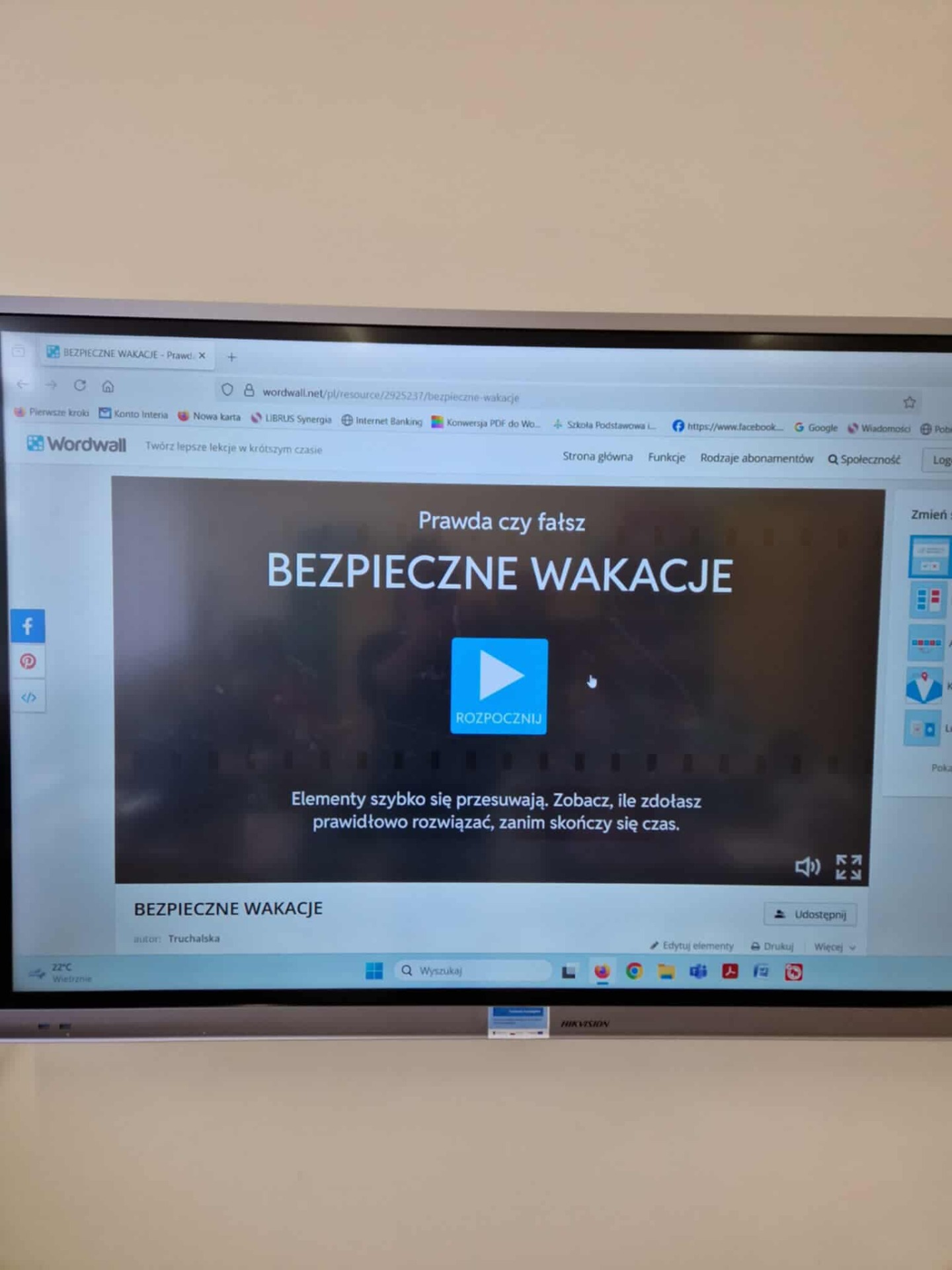 Na tablicy hasło tygodnia dla bezpieczeństwa.
