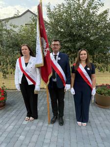 Na zdjęciu delegacja 3 osobowa naszej szkoły z pocztem sztandarowym.  