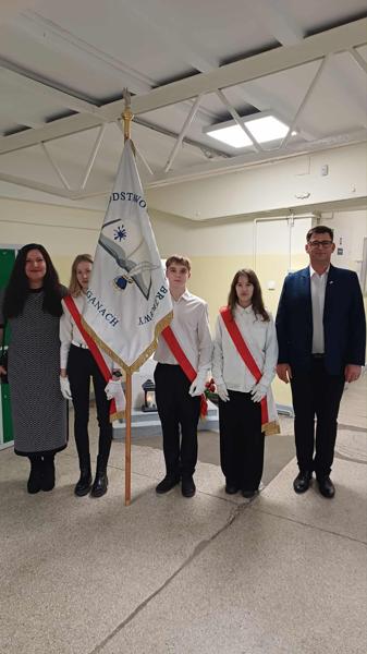 Na zdjęciu poczet sztandarowy wraz z dyrektorem szkoły i opiekunem pocztu podczas gminnych obchodów. 