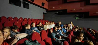 Na zdjęciu uczniowie klas IV-VI w fotelach Kwidzyńskiego Kino - Teatru, w oczekiwaniu na spektakl pt. Opowieść wigilijna" .