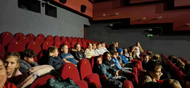 Na zdjęciu uczniowie klas IV-VI w fotelach Kwidzyńskiego Kino - Teatru, w oczekiwaniu na spektakl pt. Opowieść wigilijna" .