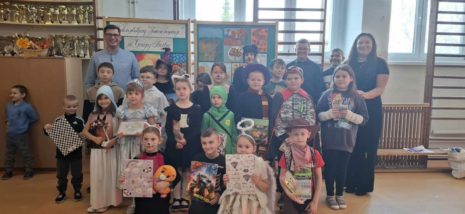 Zdjęcie przedstawia dzieci i organizatorów konkursu podczas wręczenia nagród