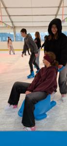 „Uczniowie naszej szkoły jeżdżą na łyżwach na krytym lodowisku w Kwidzynie. Dzieci aktywnie spędzają czas i świetnie się bawią podczas wyjazdu.”