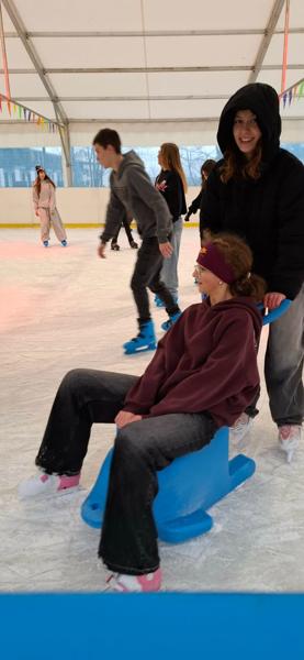 „Uczniowie naszej szkoły jeżdżą na łyżwach na krytym lodowisku w Kwidzynie. Dzieci aktywnie spędzają czas i świetnie się bawią podczas wyjazdu.”