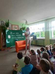 Na zdjęciu Pani Dyrektor szkoły 